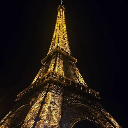 Cozy Next To The Eiffel Tower Apartment